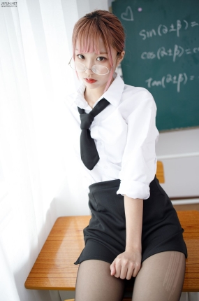森萝财团写真 JKFUN-011 20D黑丝肉丝吊带袜 教师制服
