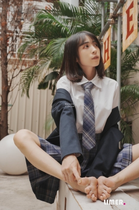 Limerence 子子 JK小腿袜到裸足的偷窥视角