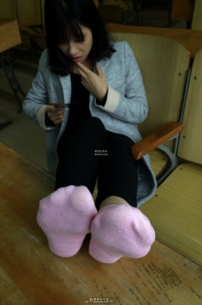 MZSOCK NO.133-2018年-学校里的嫩脚少女 红指甲_粉色小船袜