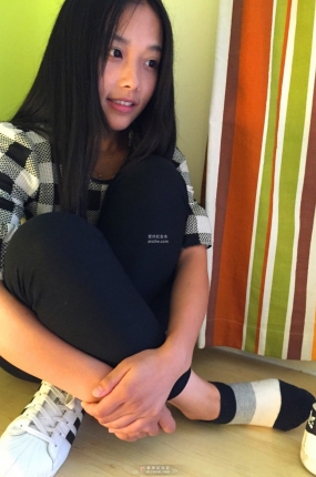 MZSOCK NO.183-2018年-格子衬衣板鞋棉袜_脱袜过程