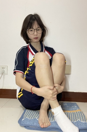 脚模面试脸足同框套路系列 清纯可人的眼镜学妹穿着校服贴脸秀足