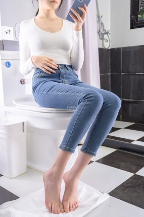 森萝财团写真 – Aika 裸足